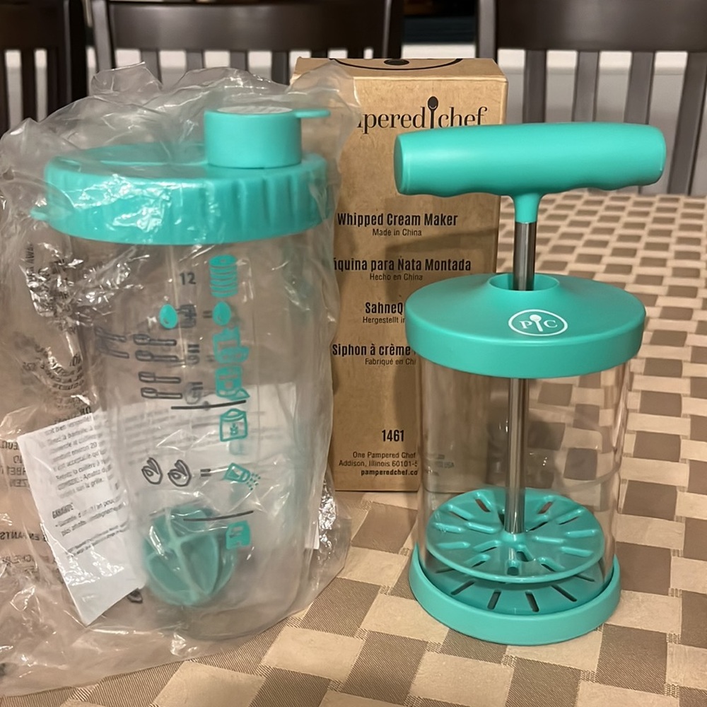 Pampered Chef 2 item bundle - Whipped Cream Maker & Pancake Shaker Bottle